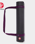 yogamatten tragegurt manduka commuter indulge beerenfarbig